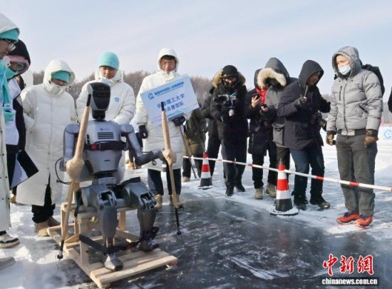 1��10���������L(zh��ng)����һ��(ch��ng)�C(j��)���˱�ѩِ�У��C(j��)�������������ϓ]��(d��ng)ѩ�����ڱ����ϊ^����������������ӛ�� ���� �z