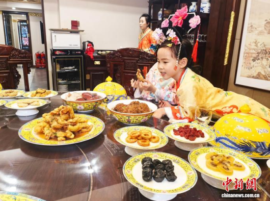 2��5��������ʡ�������������M����Сʳ��Ʒ�L���M��˴��롱����������ӛ�� ʯ���� �z