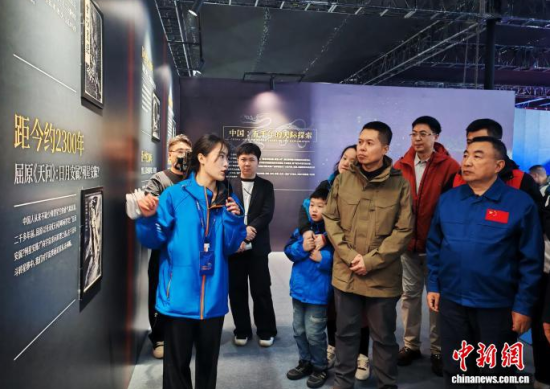 3��22�����L(zh��ng)�������Ļ����_Ļ���ǽ�(ǰ����һ)��������(ǰ���Ҷ�)�c����һͬ���^���w�S�n񷡱���պ������}չ�������(gu��) �z