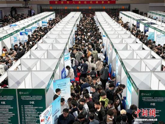 3��27���������L(zh��ng)�������ִ�W(xu��)��Ƹ�F(xi��n)��(ch��ng)ʮ�ֻ������� �z