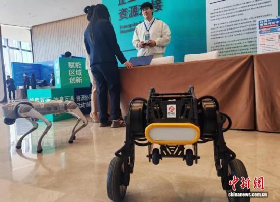 һ�ҿƼ���I(y��)չʾ�ęC(j��)���ˮa(ch��n)Ʒ����� �z