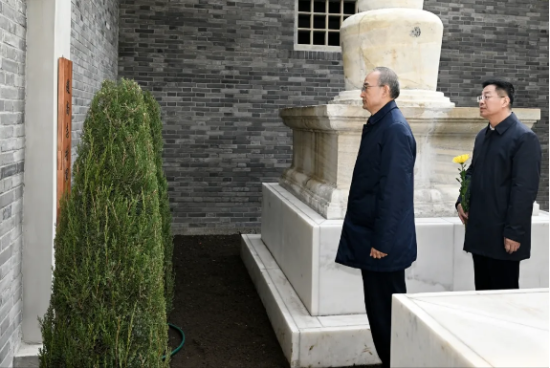 4��5����ʡί��ӛ�S��(qi��ng)���w��־��܊�o(j��)���^����Ӣ����׷˼����Ӣ�۲��๦������?y��n)�����?d��)���������ź͇�(gu��)�Ҹ���(qi��ng)��Ӣ�«I(xi��n)���ĸ��������¾���